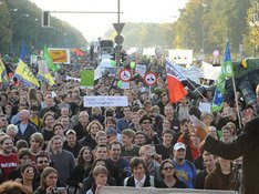 Eine Menschenmenge auf einer Demonstration ist abgebildet